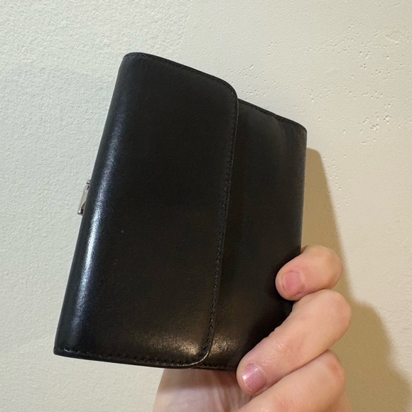 Gucci Black‎ Leather Wallet with Silver Clasp - Picture 3 of 10